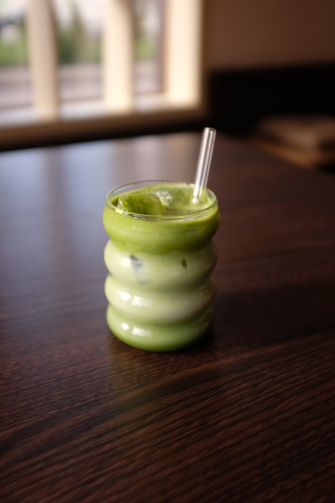 Matcha in einem Glas auf dem Tisch im midori café
