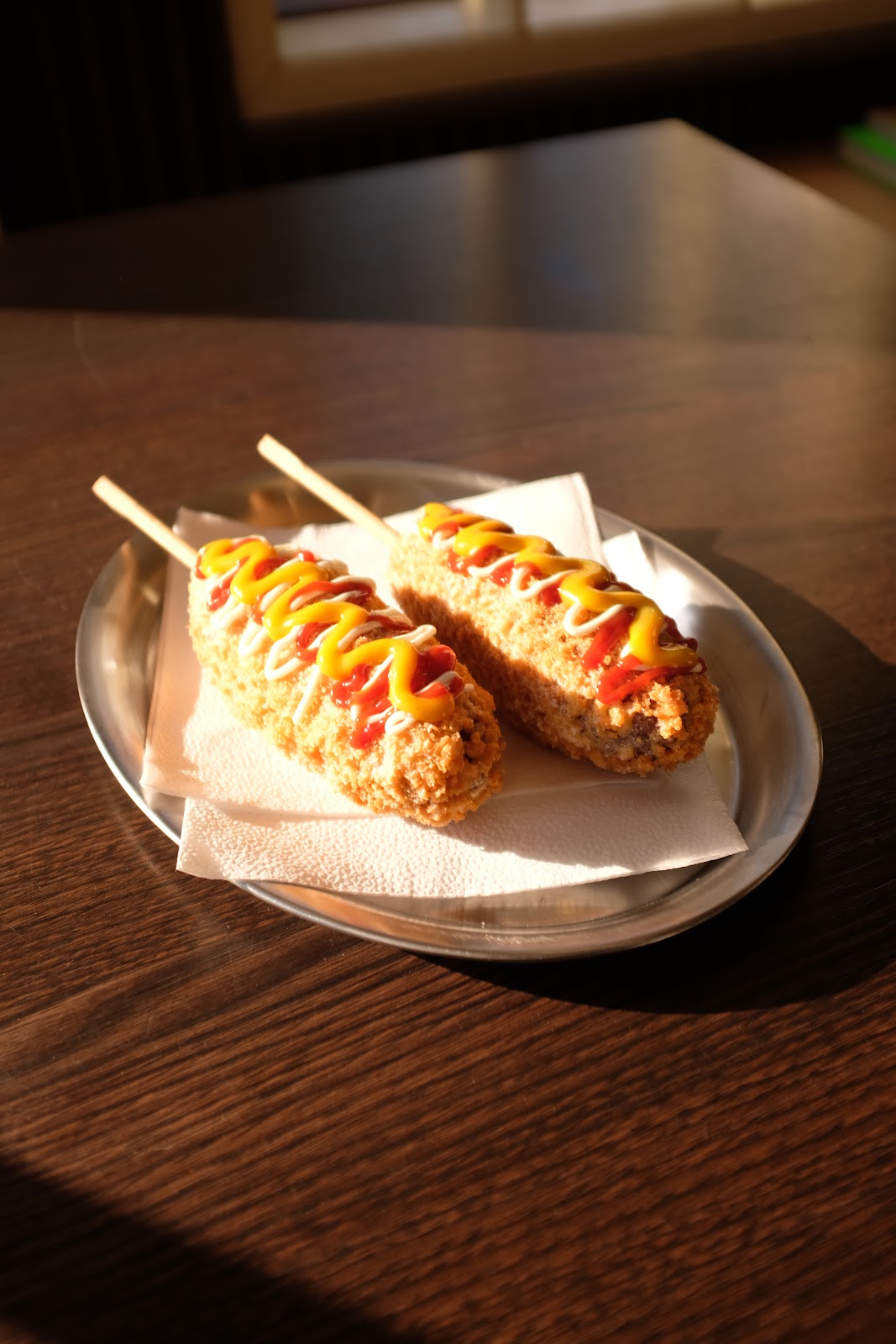 Zwei Corndogs auf dem Tisch