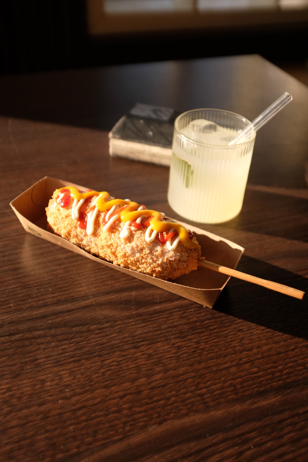Corndog mit eiskaltem Drink